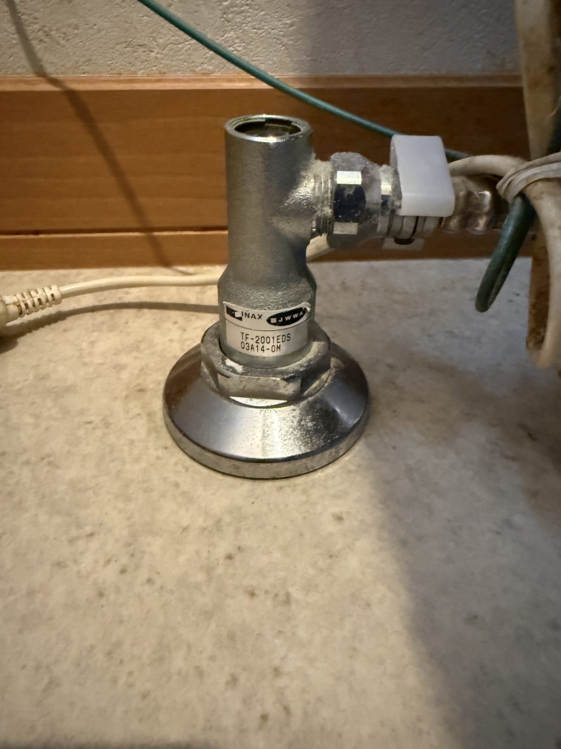 トイレ止水栓の交換工事｜イナックス TF-2001EDS からネジ込み式止水栓へ