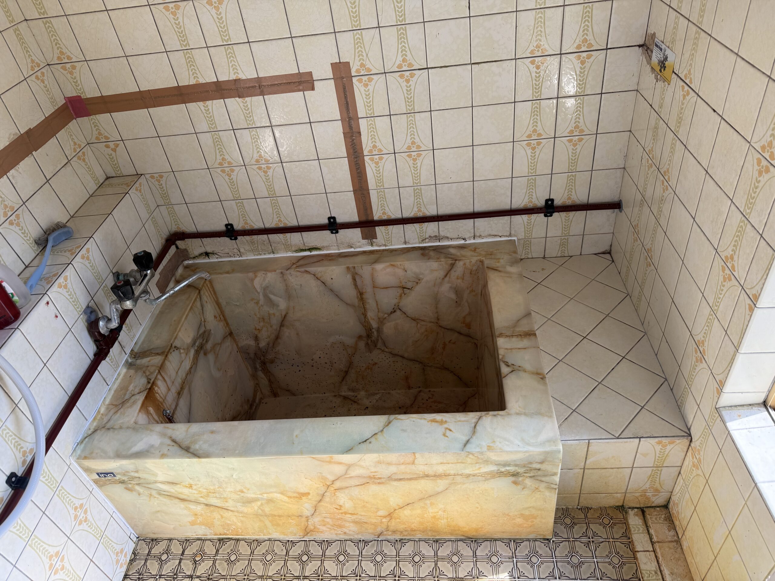 【松山市】給湯管引き直し作業