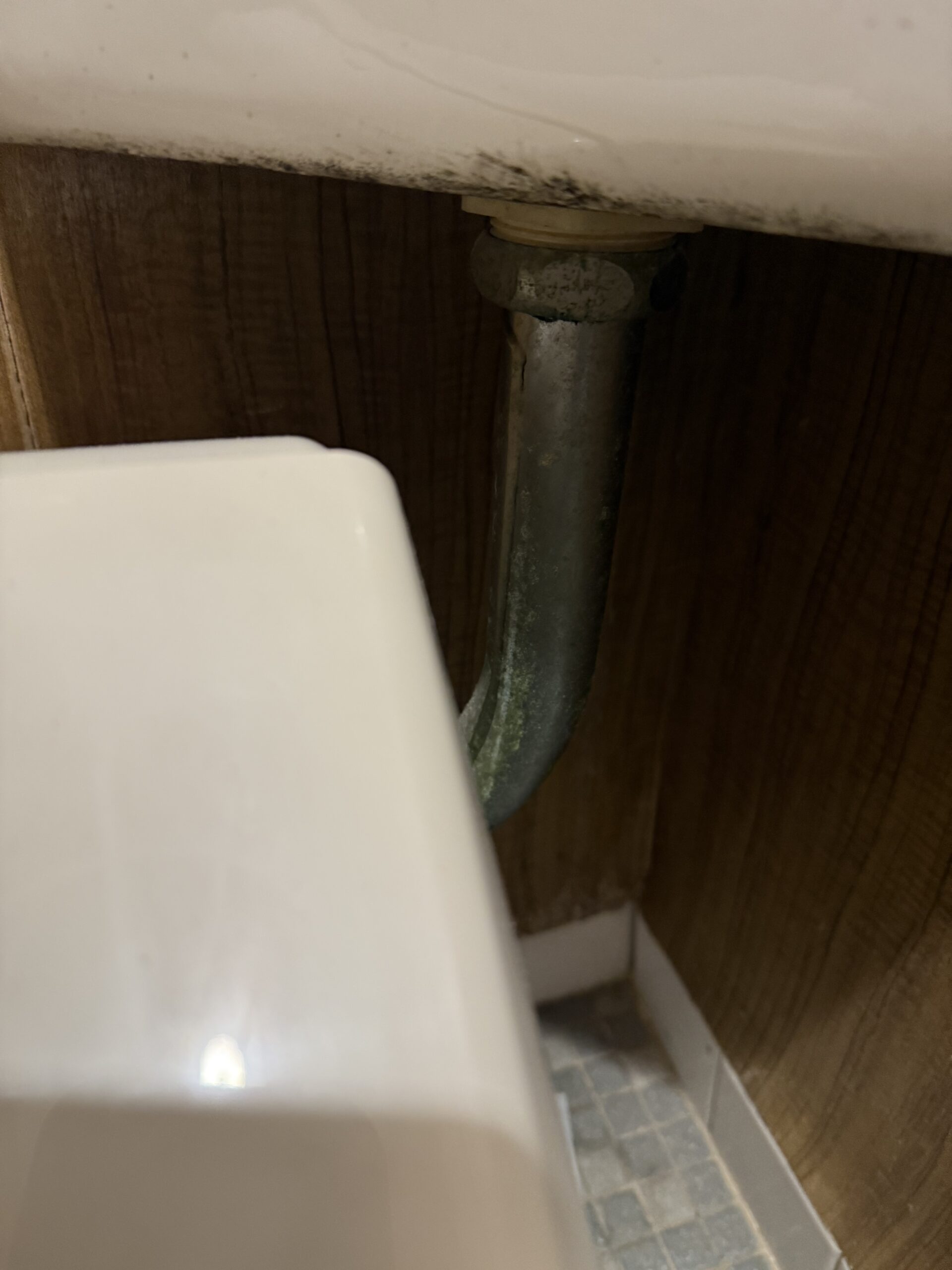 【松山市】隅付きタンクトイレ水漏れ修理