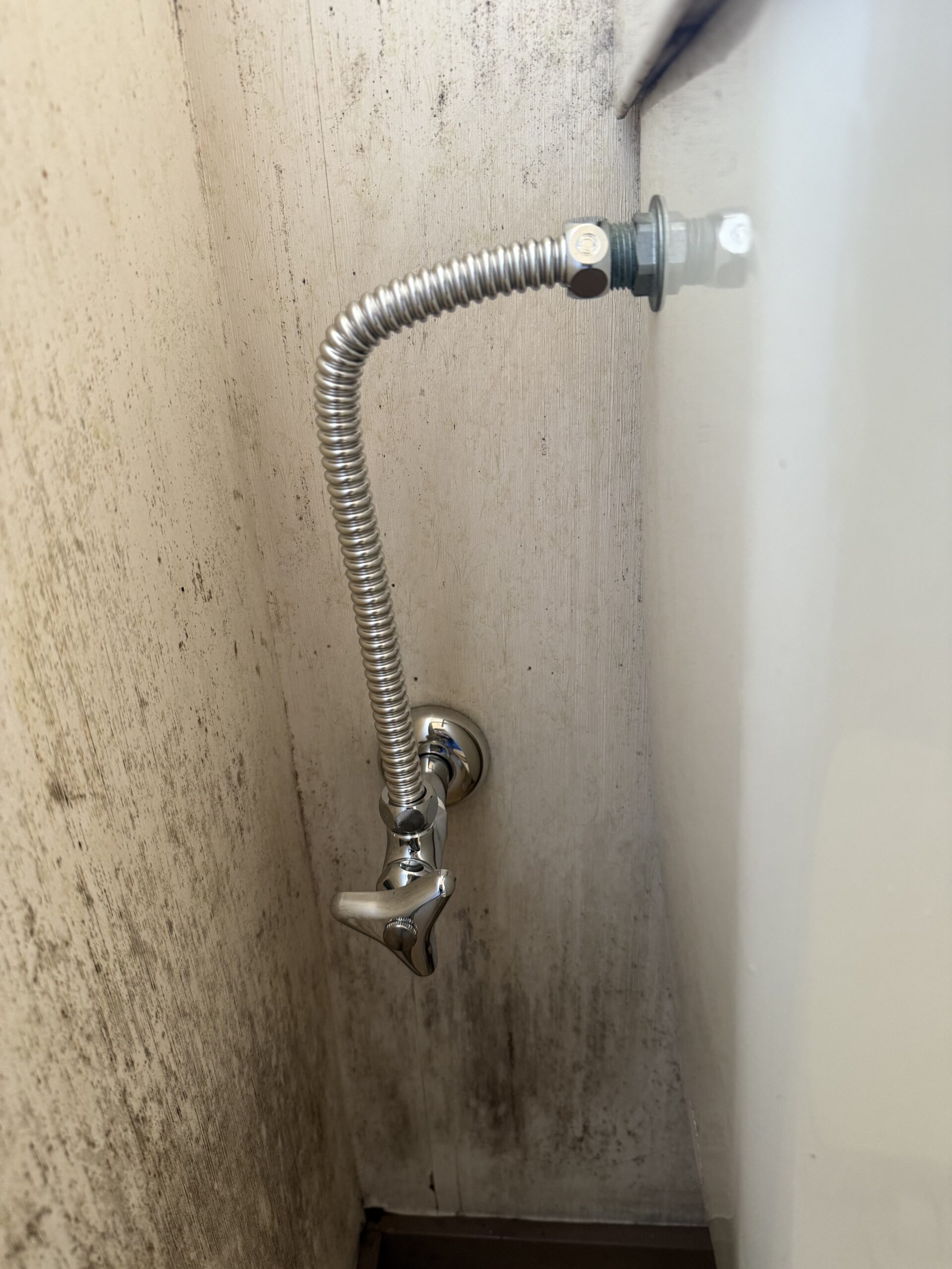 トイレ給水管折れて水浸し