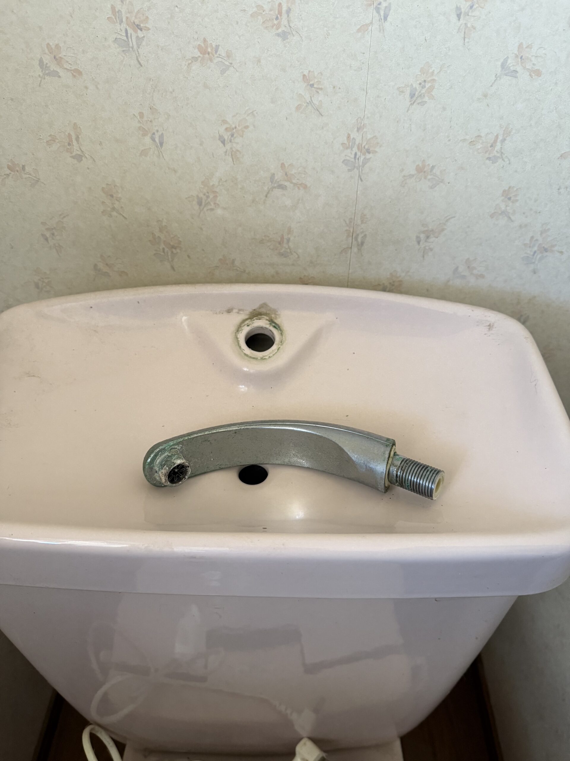 トイレ手洗い管交換