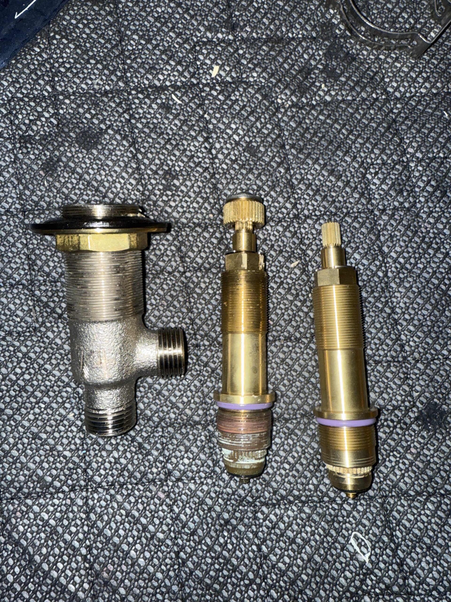 トイレ手洗い水栓部品交換