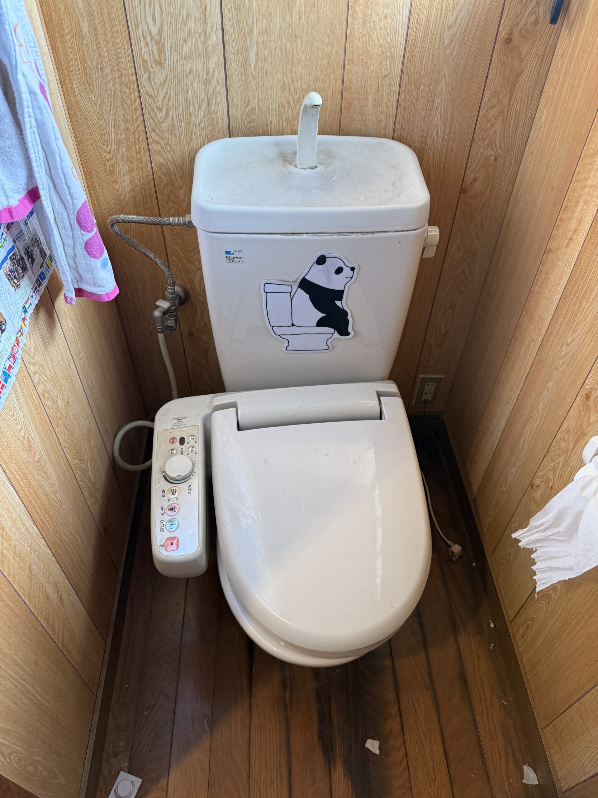 西条市でトイレ交換｜タンク下水漏れのためLIXILアメージュZ・TOSHIBA温水暖房便座へ交換